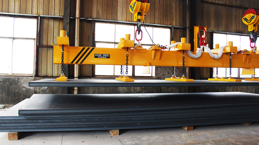 天博官网钢板如何吊装？用电永磁吊具轻松搬运100mm厚20吨重的钢板